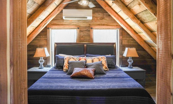 Hye Cabina | Cabin w modern upgrades next to the BEST wine, stars, peace, hot tub, relax