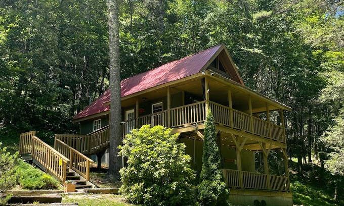 Mustoe Cabina | CABIN W/PRIVATE HOT TUB, MINS TO SNOWSHOE-RESORT,BIKING,HIKING,MOTORCYCLE RIDING