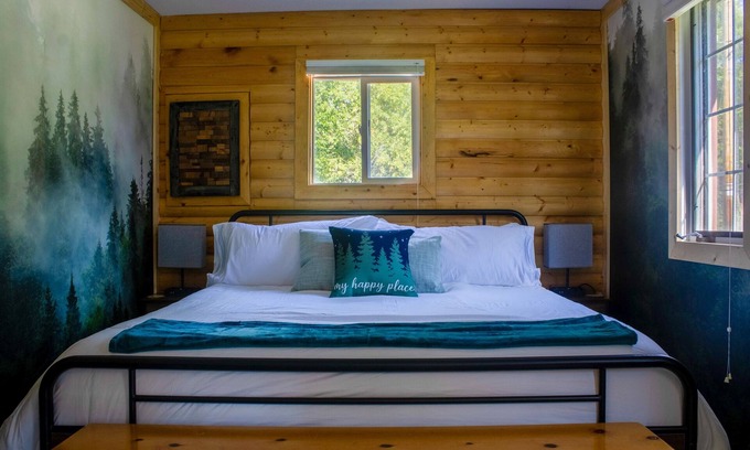 Tichigan Cabina | Cabin, Waterfront, Firepit, Dog Friendly