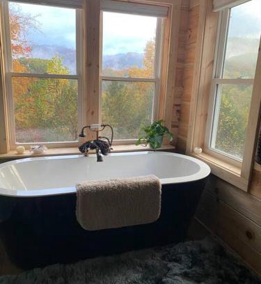 Hot Springs Casa | Cabin with a view in Hot Springs—walk to AT