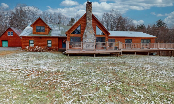 Stratton Casa | Cabin with gas fireplace, private washer/dryer, central AC, cable & fast WiFi