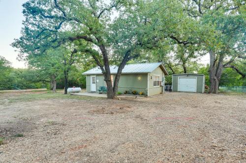 Valley View Apartamento | Cabin with Hot Tub in Valley View Pets Welcome!