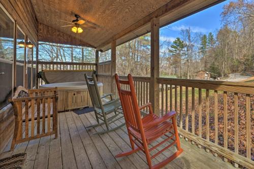 Bryson City Apartamento | Cabin with Hot Tub - Near Nantahala Outdoor Center!