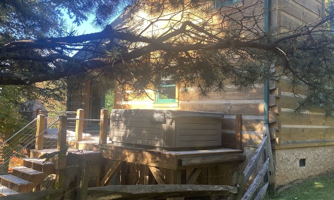 Traphill Cabina | Cabin with Hot Tub on Golf Course Close to Stone Mountain State Park