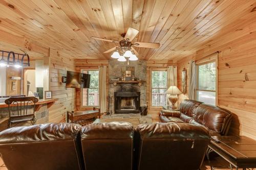 Cleveland Casa | Cabin with Jacuzzi & Hydrotherapy SpaNear Helen