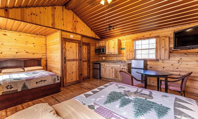 Big Spring Cabina | Cabin with kitchen, 1 room, 2 beds, 1 bath, Shower