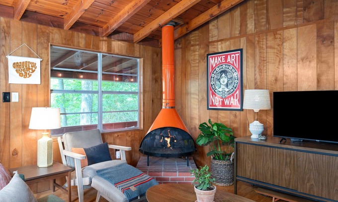 Ridgecrest Cabina | Cabin with Mountain View, Fireplace, Screened Porch and Fire Pit near Asheville