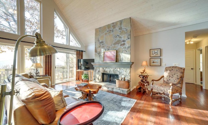 Sapphire Casa | Cabin with Mountain Views Near Cashiers and Highlands