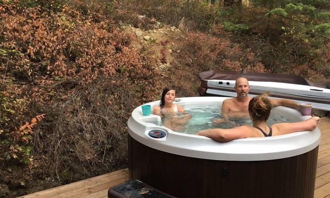 Vernon Cabina | Cabin with own Hot Tub/Self-contained! $165/night!