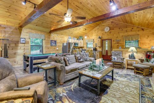 Gatlinburg - Pigeon Forge Casa | Cabin with Private Hot Tub about 7 Mi to Pigeon Forge!
