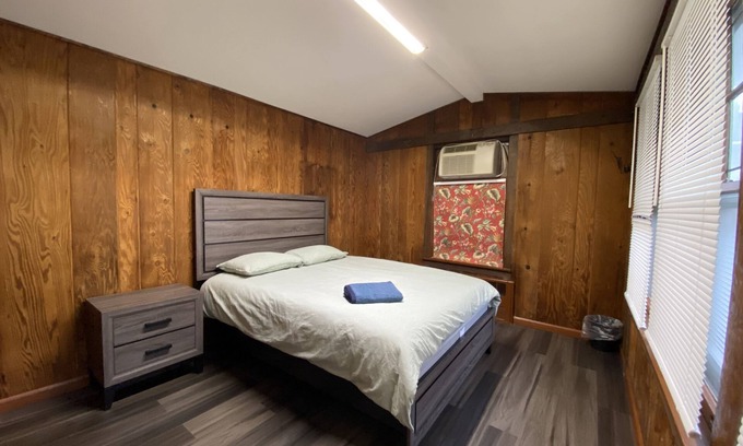 Queens Casa | Cabine looking-like PRIVATE room in a house, near by Forest Park in Kew Gardens