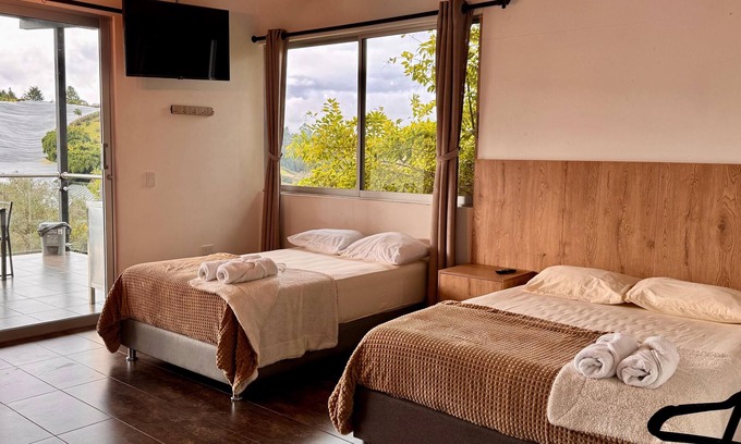 El Penol Chalet De Esquí | CABAÑAS CON HERMOSAS VISTAS, CON JACUZZI GUATAPE