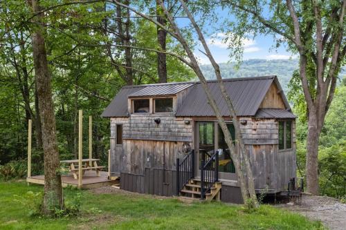 Johnson Casa | Caboose Tiny Home on river with hot tub near Stowe