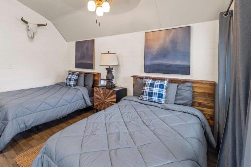 Oil City Casa | Caddo Lake Cabins- Wyldewood With Kayaks