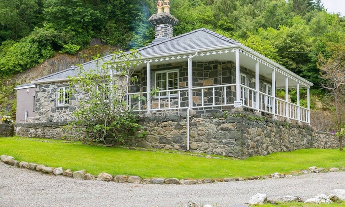 Llanfairfechan Cabaña | Cae Mab Dafydd - a cosy fire that sleeps 3 guests in 2 bedrooms