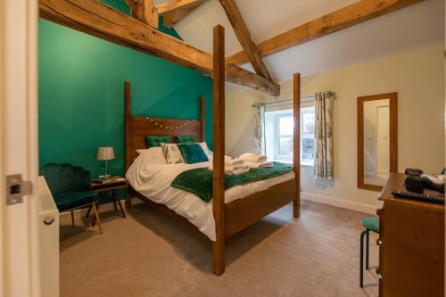 Hendrerwydd Casa | Caer Fedwen Barns Dyffryn Cottage King bed self catering with Hot Tub