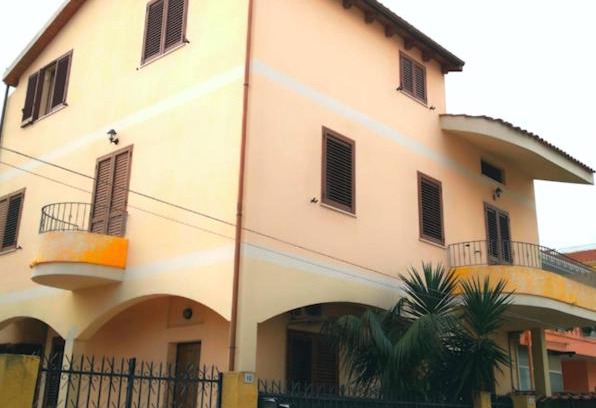 Assemini Apartamento | Cagliari Elmas Airport Beautiful Mansarda