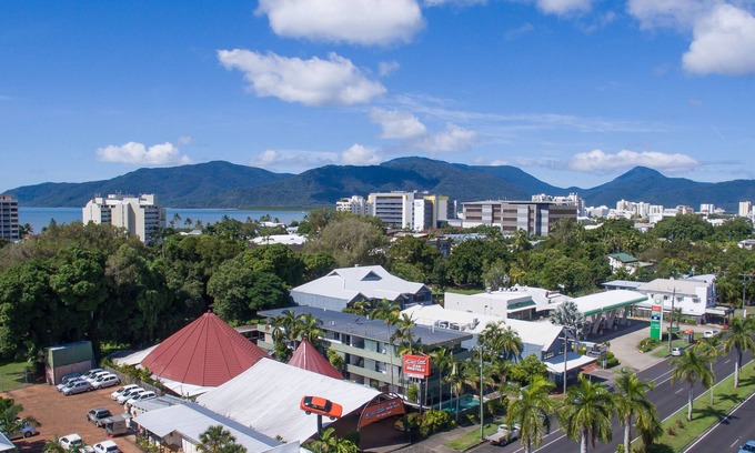Cairns North Hotel | Cairns Holiday Lodge