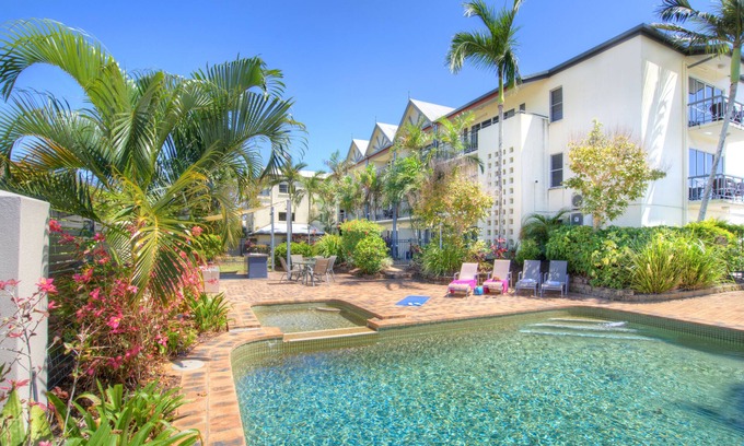 Cairns North Hotel | Cairns Queenslander Hotel & Apartments