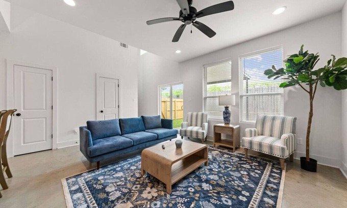 Lafayette Casa | Cajun French House*2 King Beds*Fast Wi-Fi*Garage