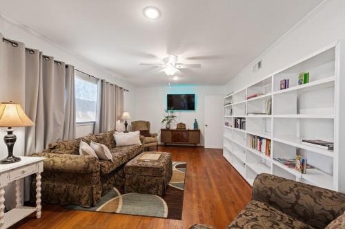 Lafayette Casa | Cajun Stays-Marie Antoinette Pet-Friendly