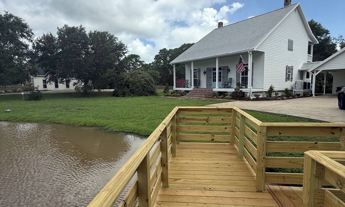 Lottie Otro | Cajun Waterfront Farmhouse Sleeps 11