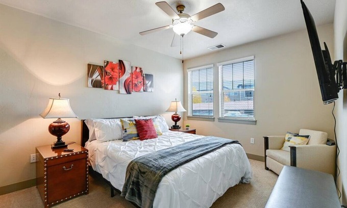 South Jordan Apartamento | Cal-King Suite, Ground Floor & Outdoor Adventures!