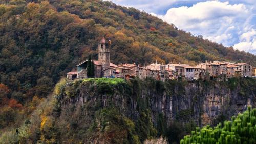 Castellfollit de la Roca Cama Y Desayuno | Cala Clareta