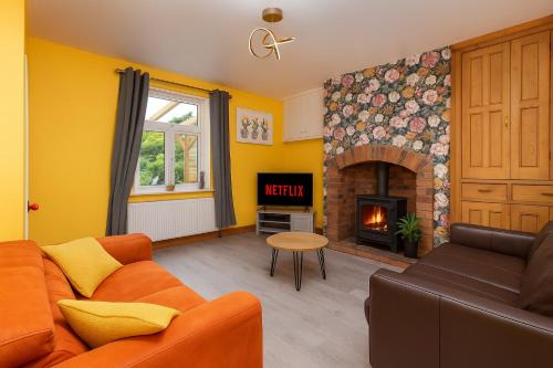 Stanley Casa | Calder Canal by Alt-Stay Accommodation - 3 Bed Canal Side Cottage Ideal For Workforces & Relocations - Weekly & Monthly Rates Available
