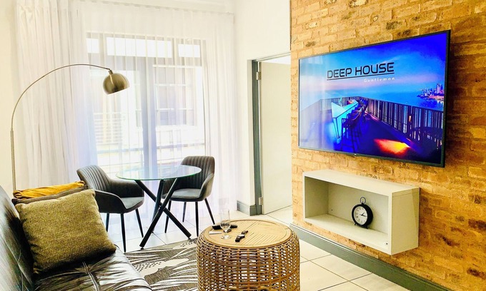 Menlo Park Apartamento | CALDESMO Private Apartment in Pretoria near MENLYN & TIME SQUARE CASINO