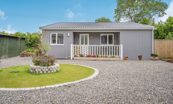Jameston Cabaña | CALDEY LODGE (BIER WOOD LODGES), pet friendly in Manorbier