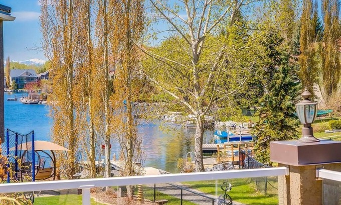 Southeast Calgary Casa | Calgary Lake House B&B