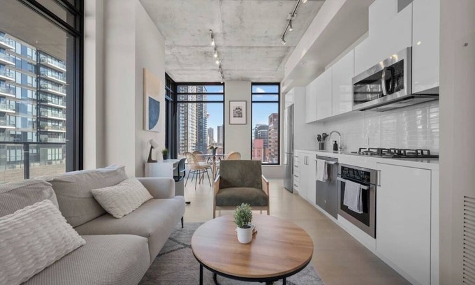 Connaught Apartamento | Calgary Tower View | King Bed | Pool | Gym | AC
