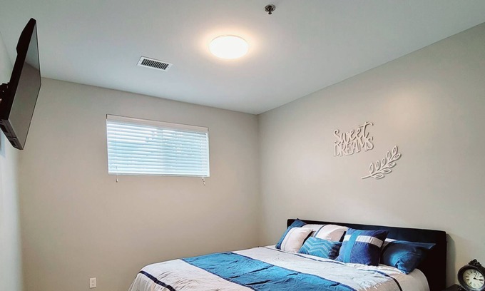 Medical Mile Apartamento | Cali-King bed 86"TV downtown next to Medical Mile.