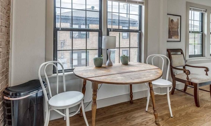 Central Oklahoma City Apartamento | Cali-King Bed Perfect for Monthly Renting. OUHSC