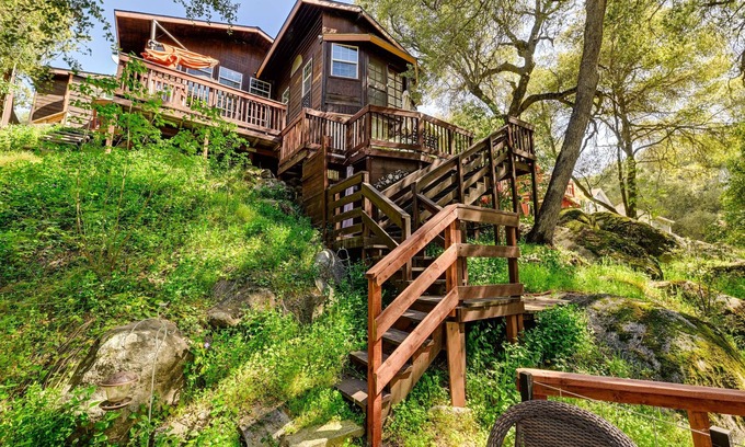 California Hot Springs Cabina | California Hot Springs Creekside Treehouse Cabin