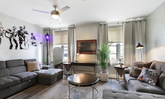 Central Business District Hotel | California Building Oasis: 1BR Condo in Vibrant New Orleans