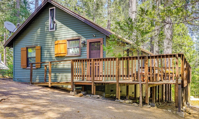 Long Barn Cabina | California Mountain Cabin w/ Lake Access & Deck!