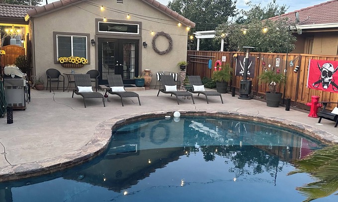 Tracy Cabaña | California themed 1 bedroom 1 bath, fully furnished cottage with private entry.