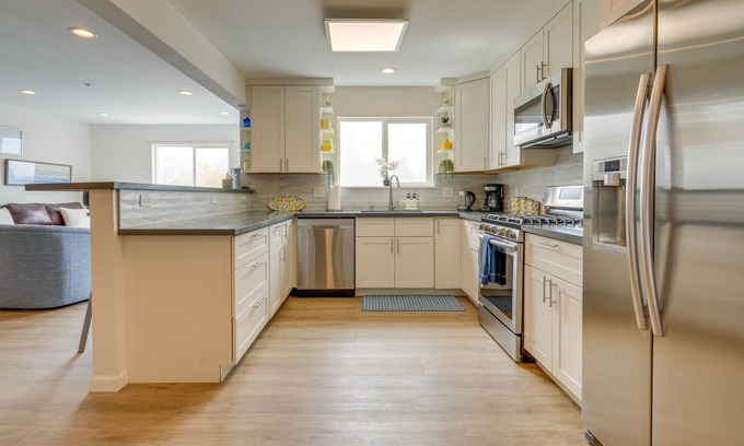 Edgemar - Pacific Manor Casa | California Vacation Rental w/ Smart TV & Balcony