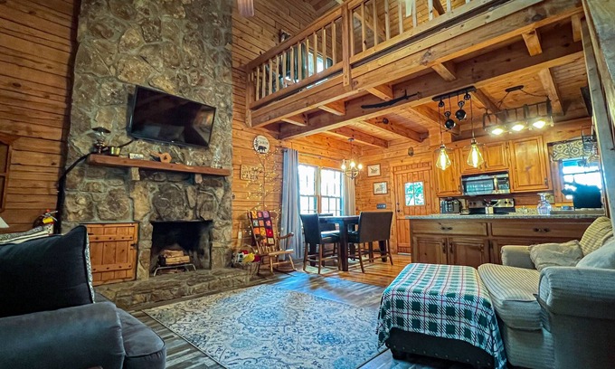 Pine Mountain Valley Cabina | Callaway's Pumpkins and Fantasy in Lights with Happy’s Hideaway!