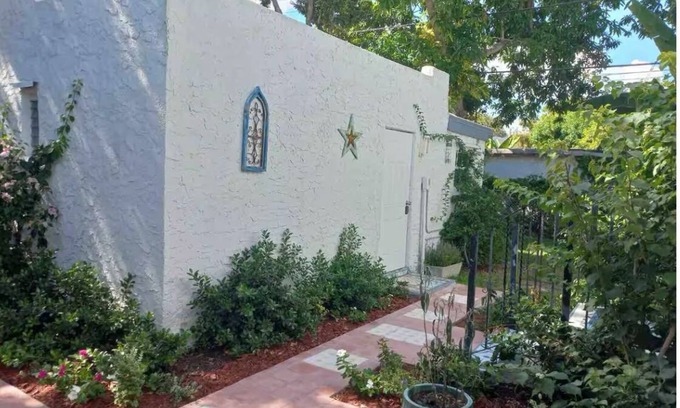 Coral Way Cabaña | Calle Ocho Cottage