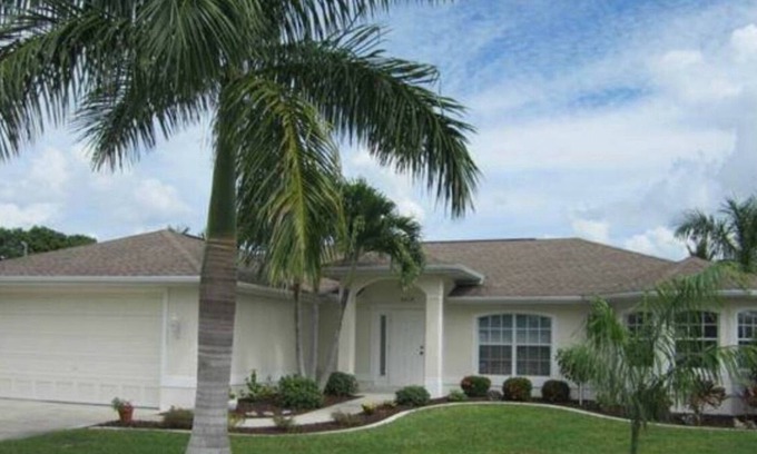 Lochmoor Waterway Estates Casa | Calling all boaters and fishermen! Canal front home with 10k lb boat lift!