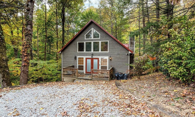 Townsend Cabina | Calling all Golf players! This home is located in a golf course community.