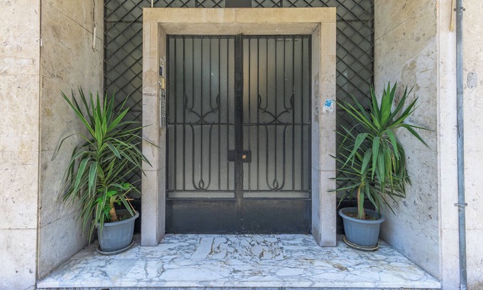 Gemmayzeh Apartamento | Calliope 2-BR Apartment in Gemmayze