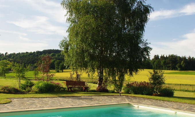 Saint-Jeures Casa | La calma y tranquilidad en la naturaleza ... y el placer de una piscina climatizada!