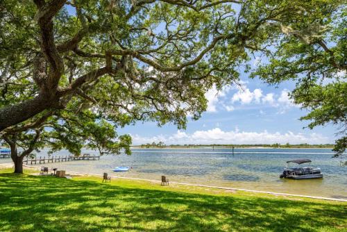 Mary Esther Apartamento | Calm Waterside Condo - Views, Pool & Family Fun