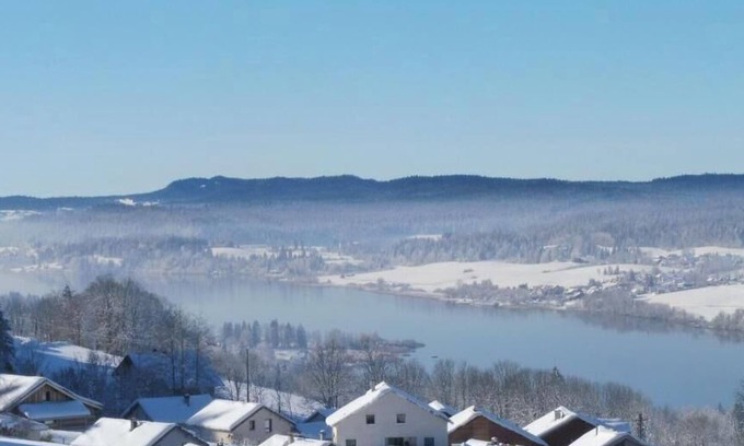 Montperreux Apartamento | Calme vue sur le lac Rando, Activités Nautiques , Sport D'hiver, Gastronomie !