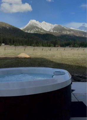 Ronan Casa | Calowahcan Cabin New Hot Tub