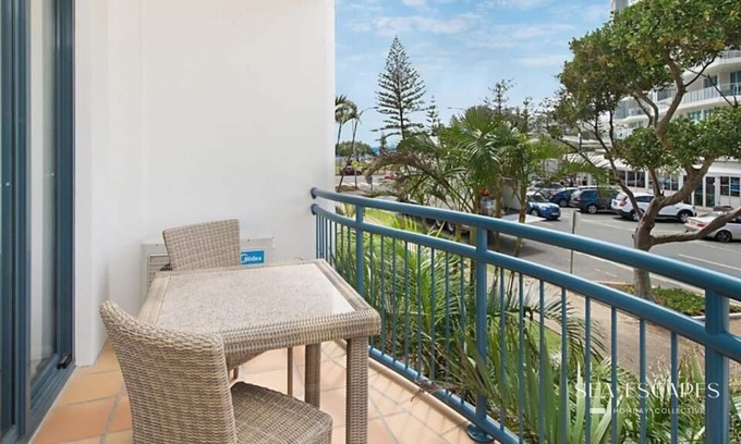 Coolangatta Complejo | CALYPSO - Classic Resort Style Apartment - Steps from the Beach!